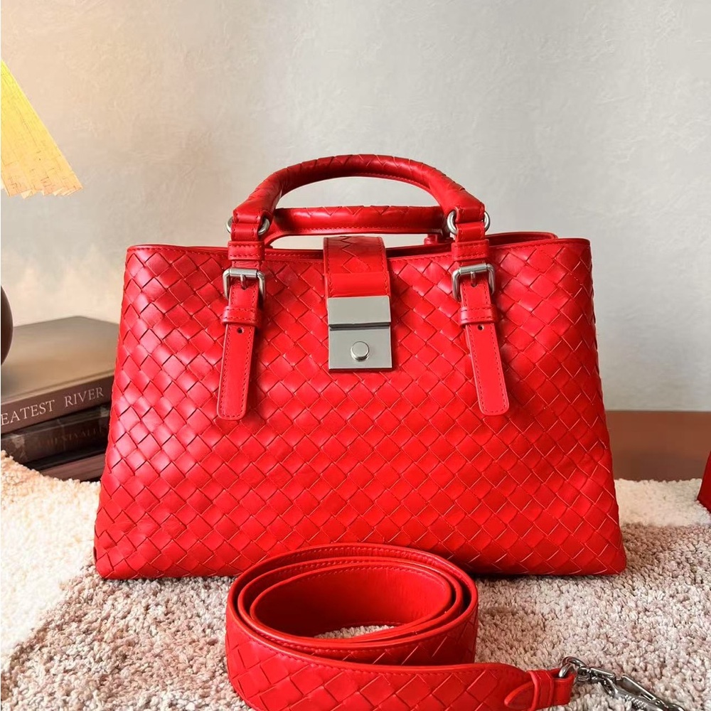 Bottega Veneta, Roma model, 
30cm (L) x 15cm (H) x 18cm (W)
Good condition